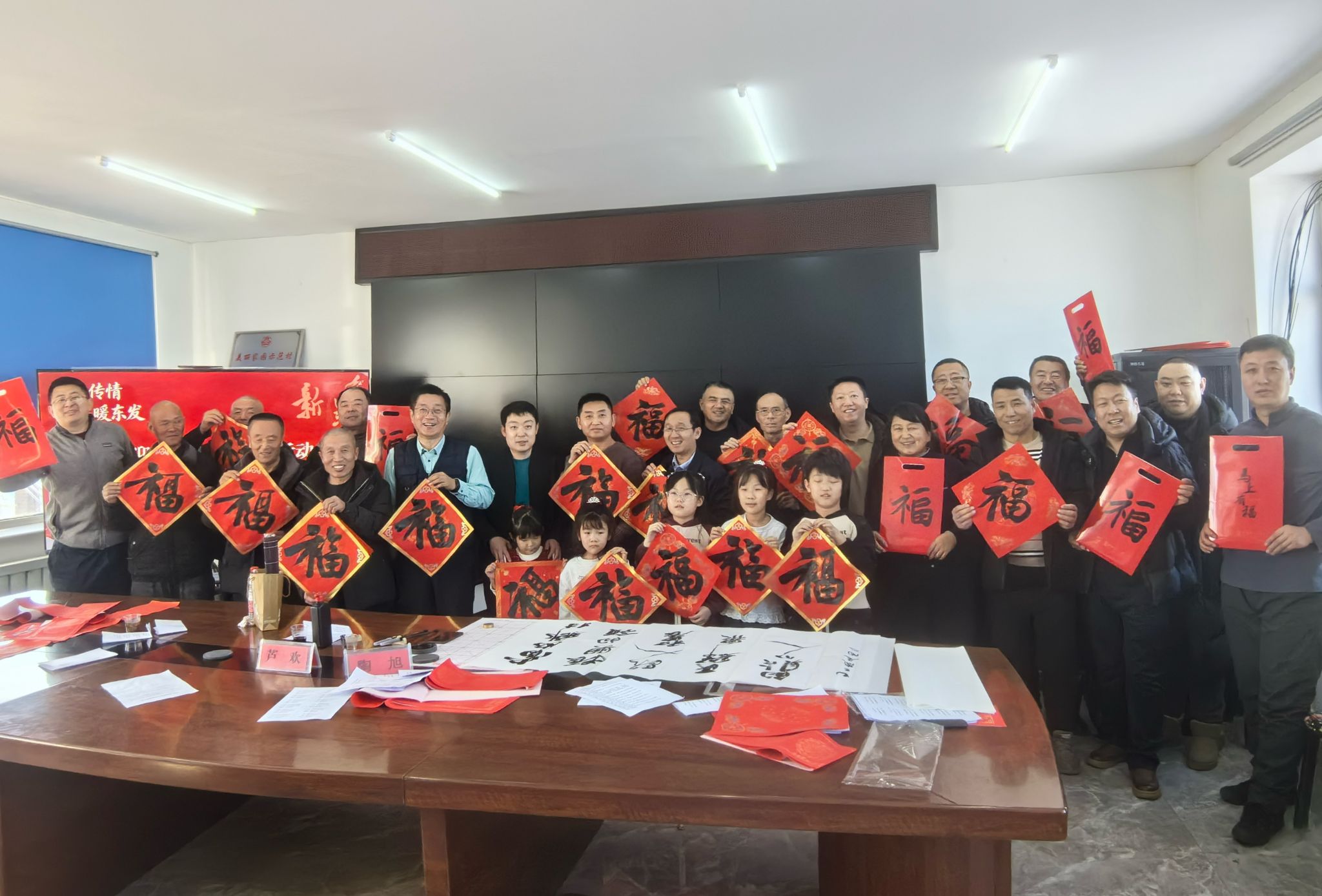 校党委副书记贺景平带队赴东发村开展送“福”活动