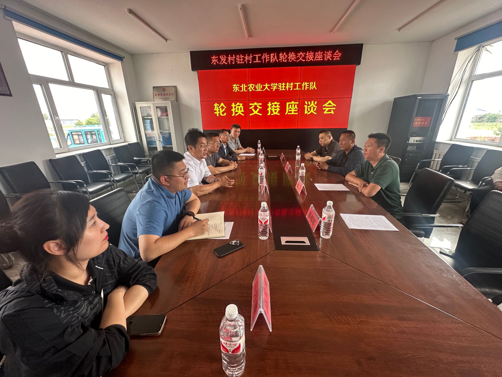 校党委副书记贺景平带队赴甘南县东发村开展驻村工作队员轮换及慰问工作